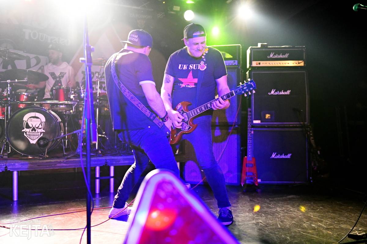 Punková nálada se linula klubem. Totální nasazení, The Fialky a Nežfaleš zakončili své turné