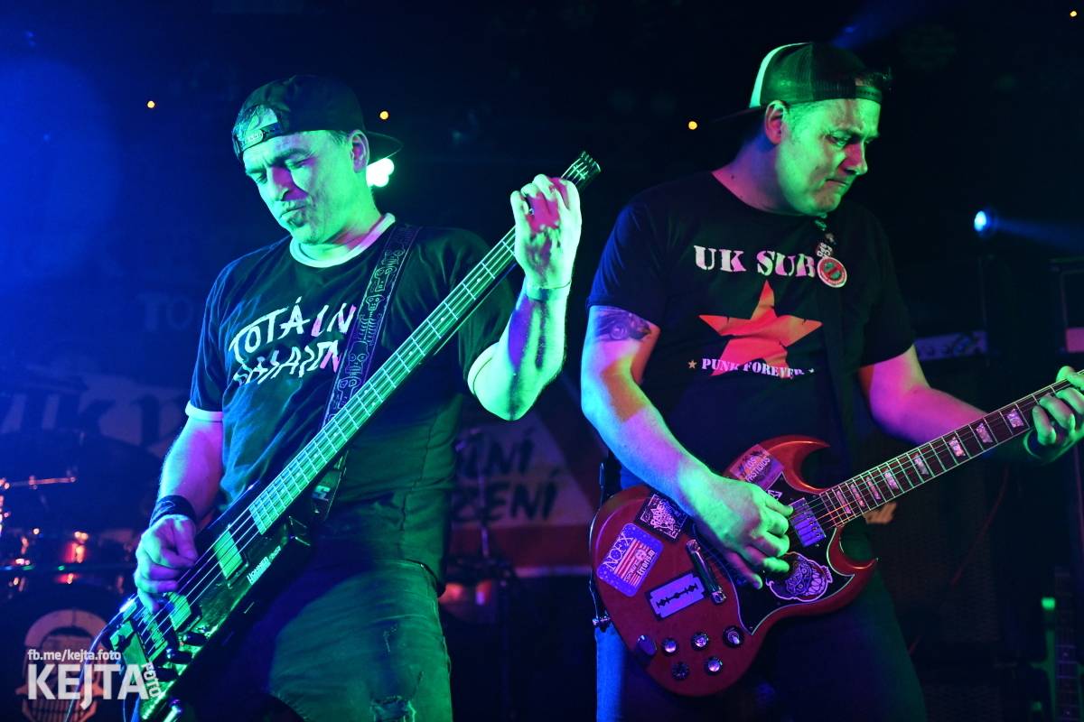 Punková nálada se linula klubem. Totální nasazení, The Fialky a Nežfaleš zakončili své turné