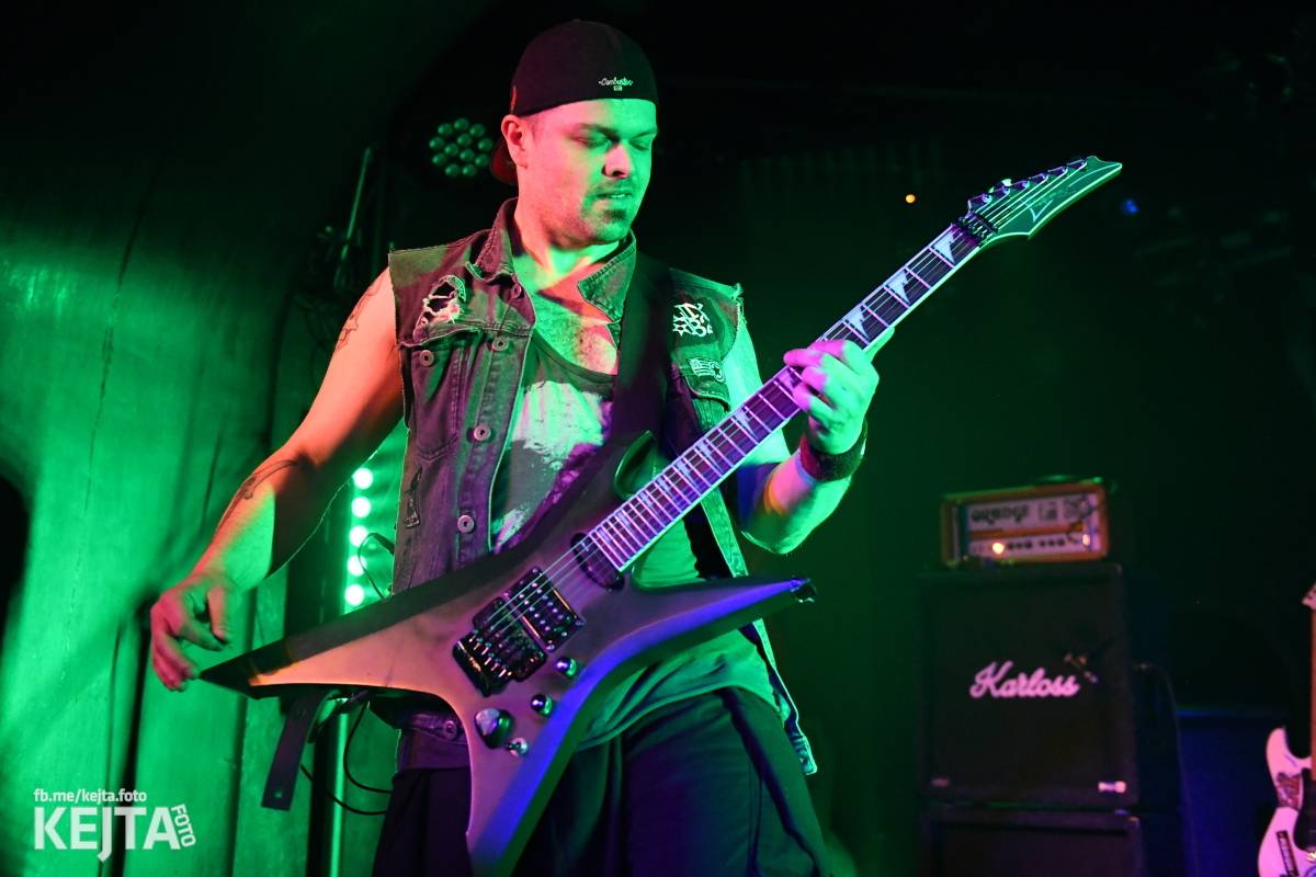 Punková nálada se linula klubem. Totální nasazení, The Fialky a Nežfaleš zakončili své turné