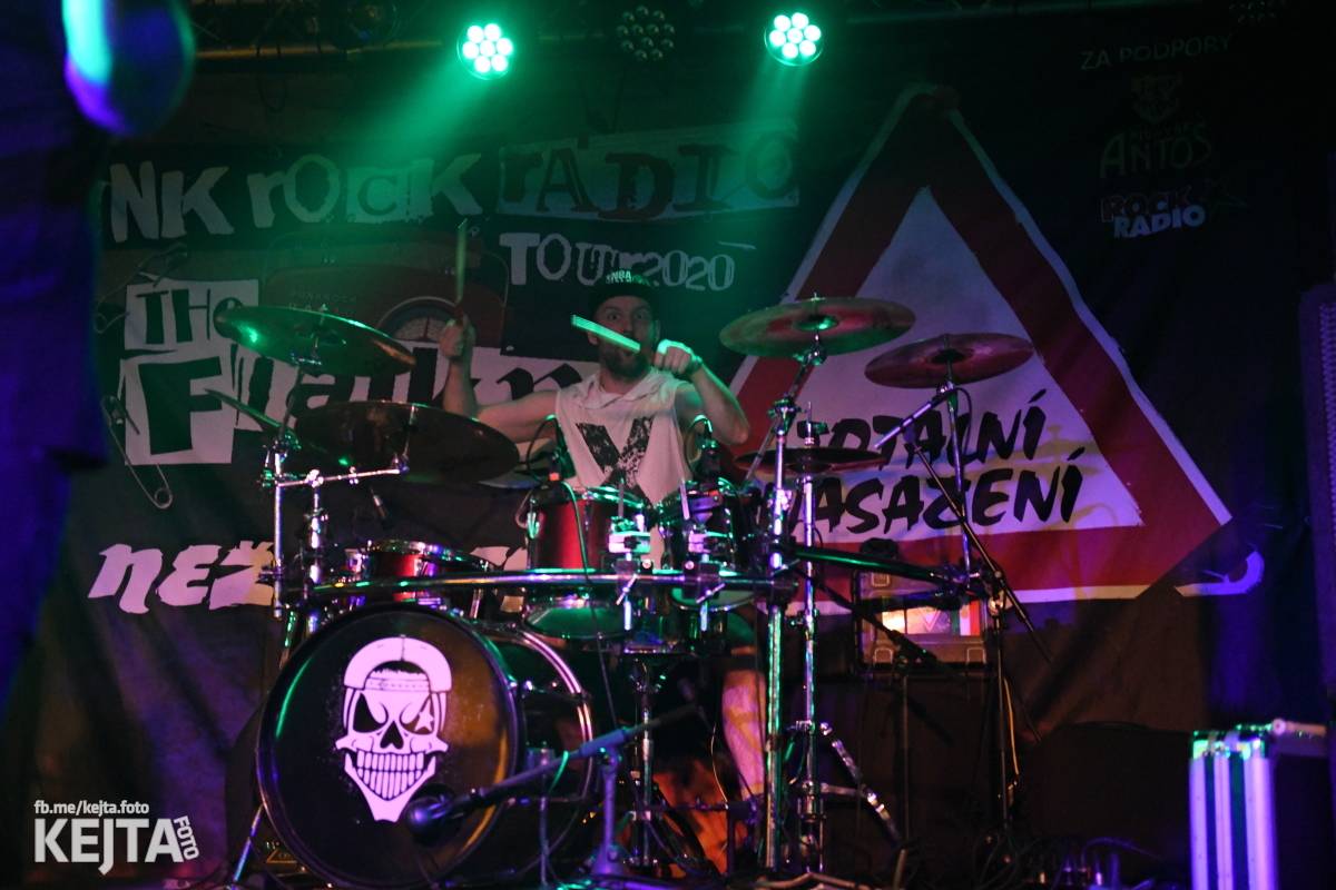 Punková nálada se linula klubem. Totální nasazení, The Fialky a Nežfaleš zakončili své turné