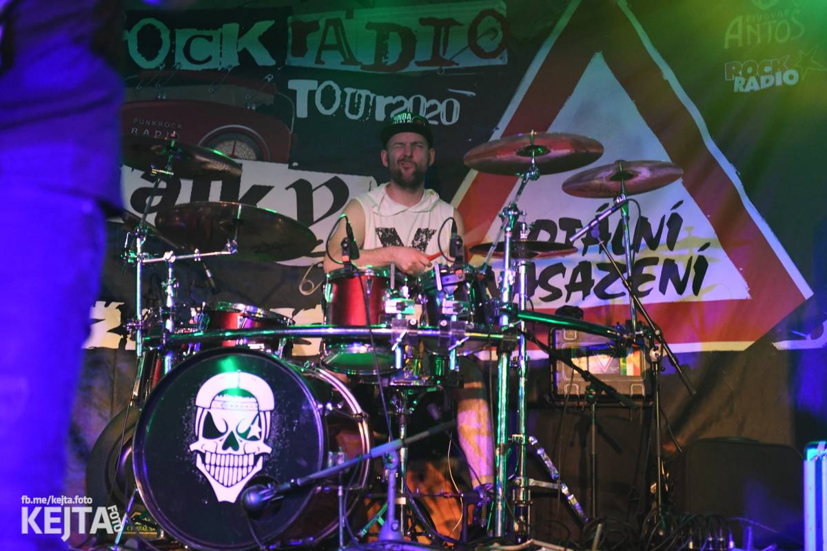 Punková nálada se linula klubem. Totální nasazení, The Fialky a Nežfaleš zakončili své turné