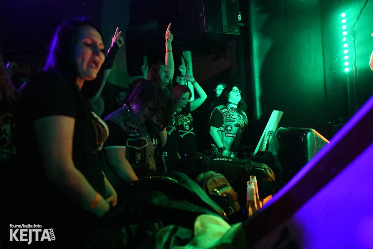 Punková nálada se linula klubem. Totální nasazení, The Fialky a Nežfaleš zakončili své turné