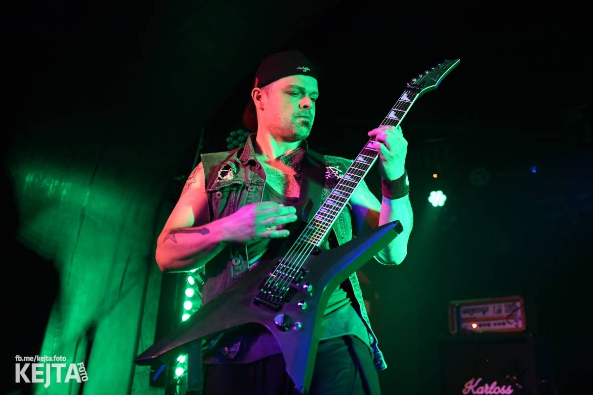 Punková nálada se linula klubem. Totální nasazení, The Fialky a Nežfaleš zakončili své turné