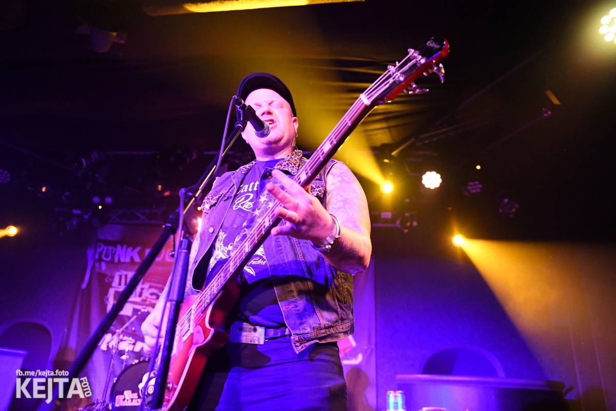 Punková nálada se linula klubem. Totální nasazení, The Fialky a Nežfaleš zakončili své turné