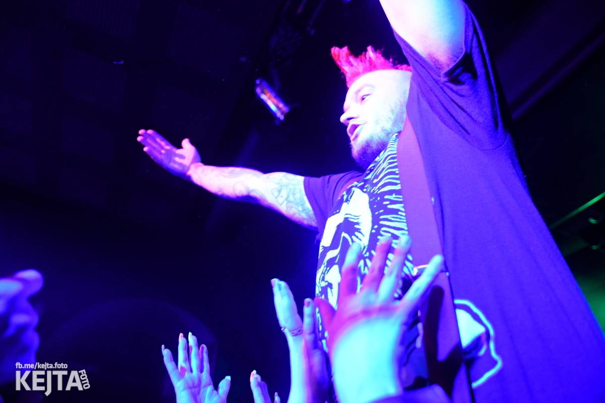 Punková nálada se linula klubem. Totální nasazení, The Fialky a Nežfaleš zakončili své turné