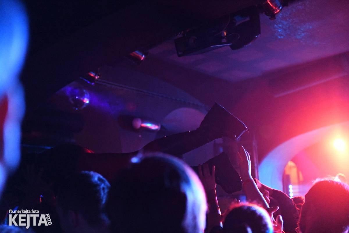 Punková nálada se linula klubem. Totální nasazení, The Fialky a Nežfaleš zakončili své turné