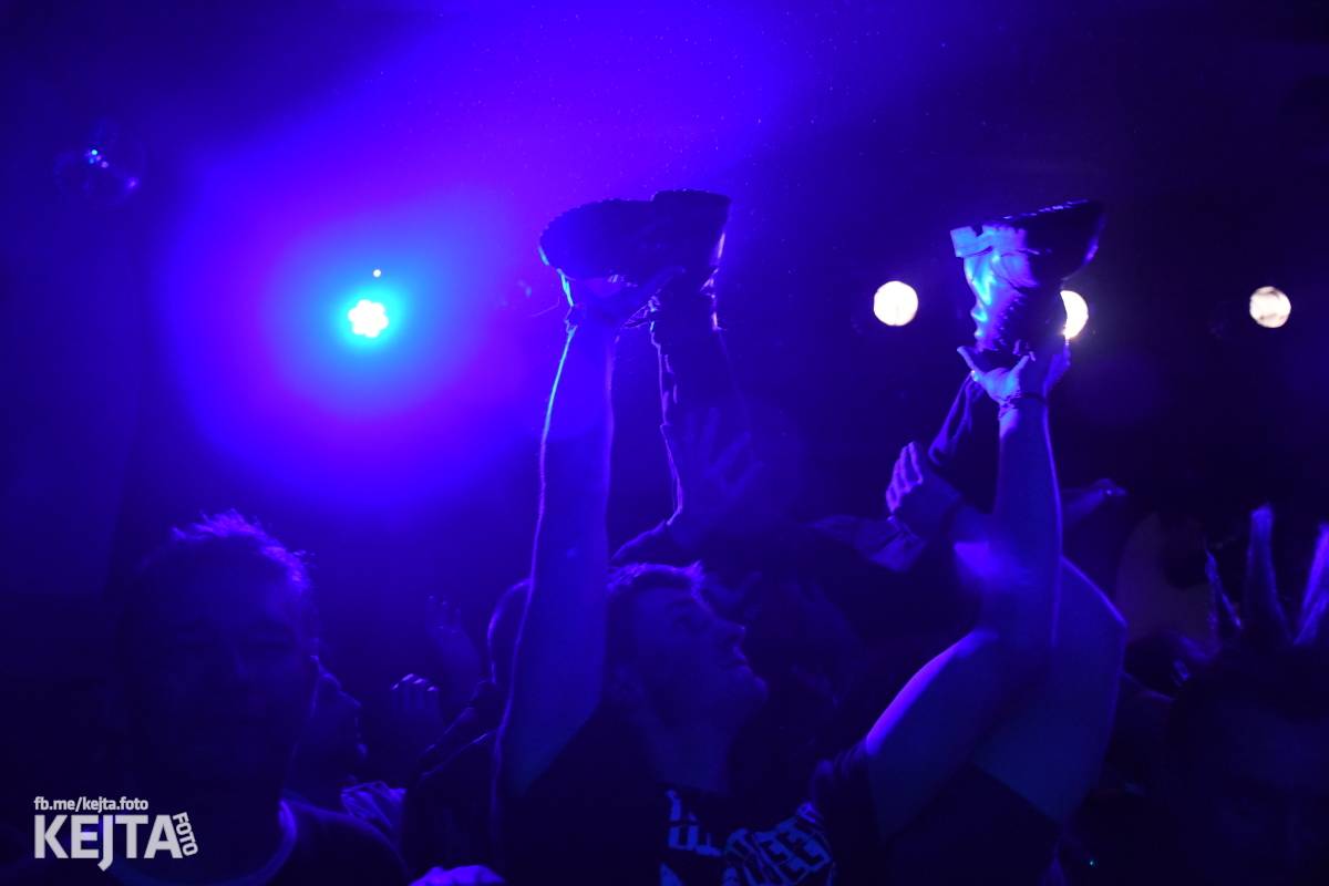 Punková nálada se linula klubem. Totální nasazení, The Fialky a Nežfaleš zakončili své turné