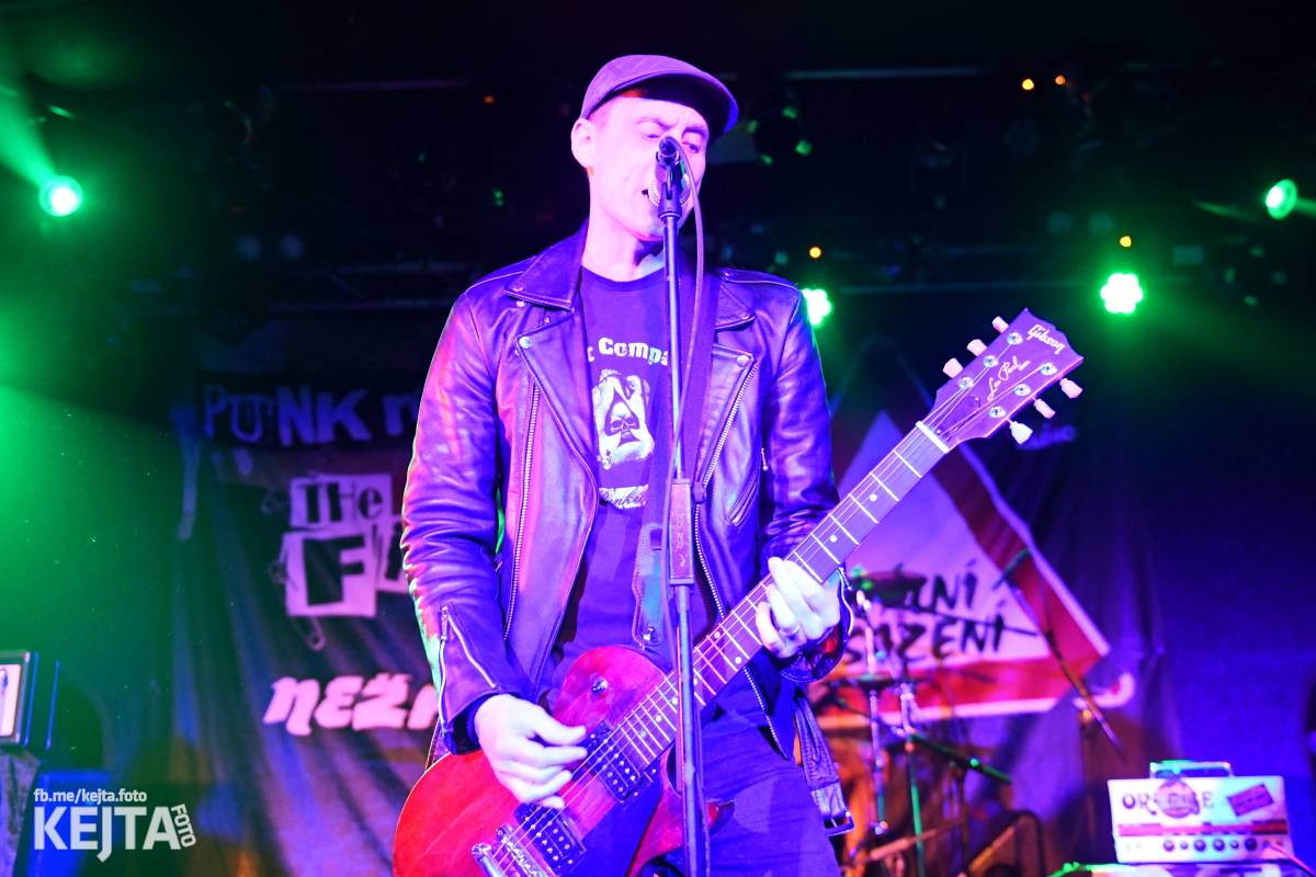 Punková nálada se linula klubem. Totální nasazení, The Fialky a Nežfaleš zakončili své turné