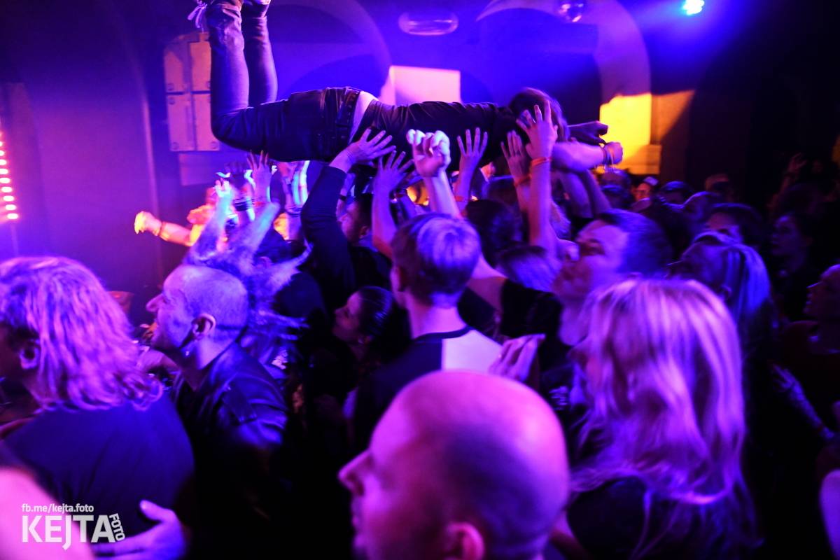 Punková nálada se linula klubem. Totální nasazení, The Fialky a Nežfaleš zakončili své turné