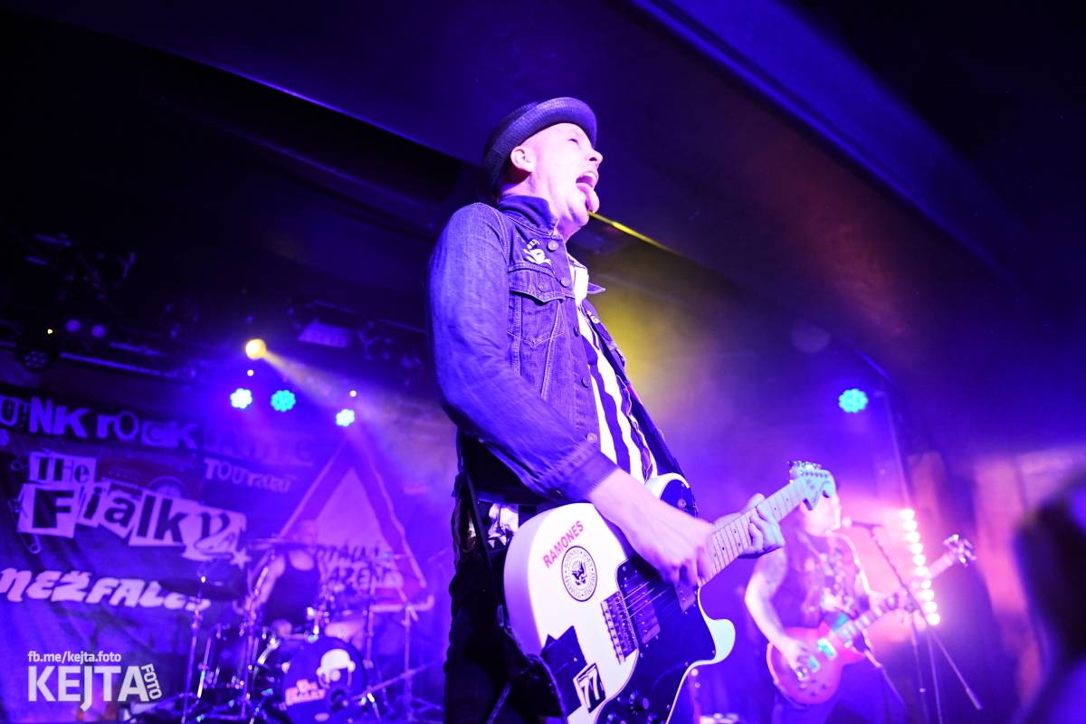 Punková nálada se linula klubem. Totální nasazení, The Fialky a Nežfaleš zakončili své turné