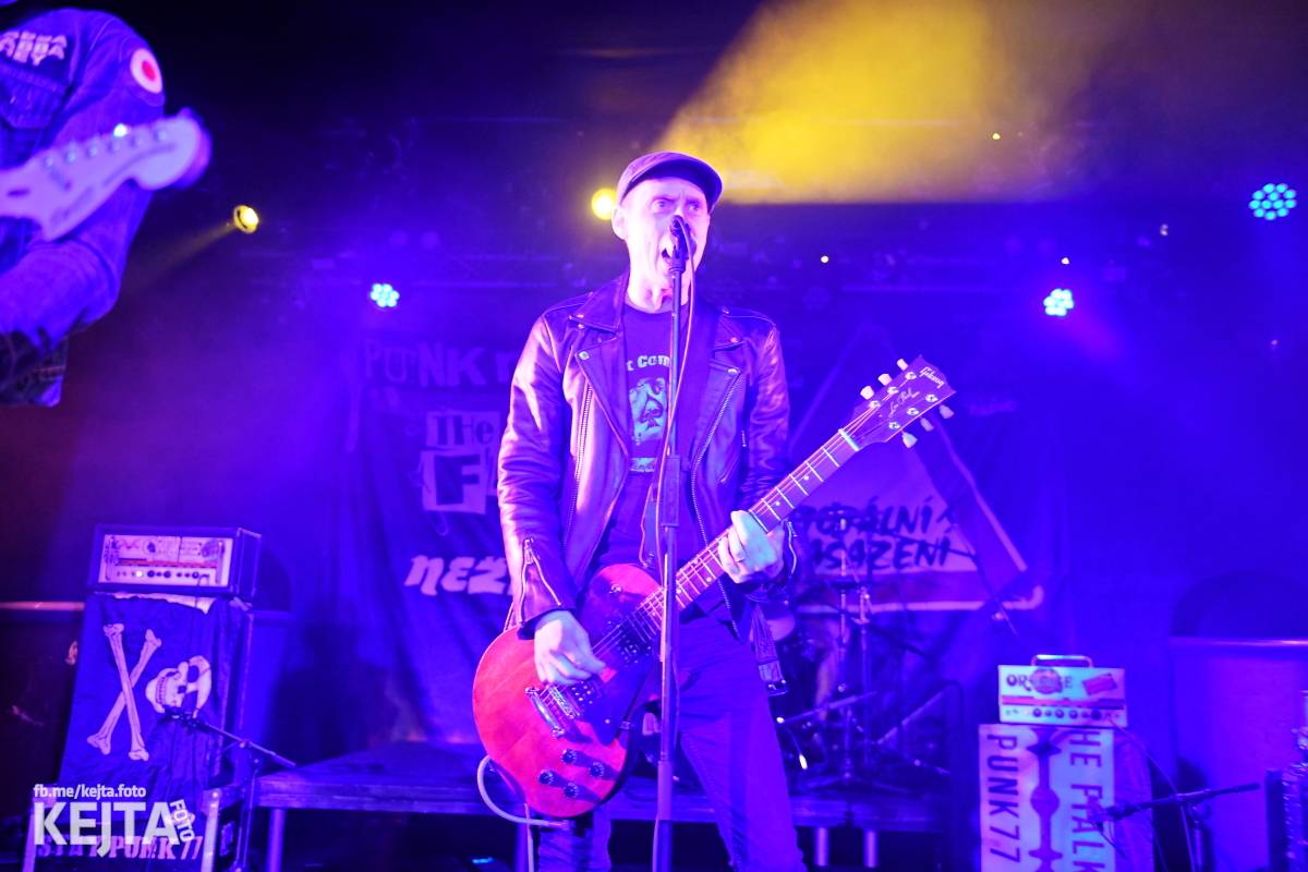 Punková nálada se linula klubem. Totální nasazení, The Fialky a Nežfaleš zakončili své turné