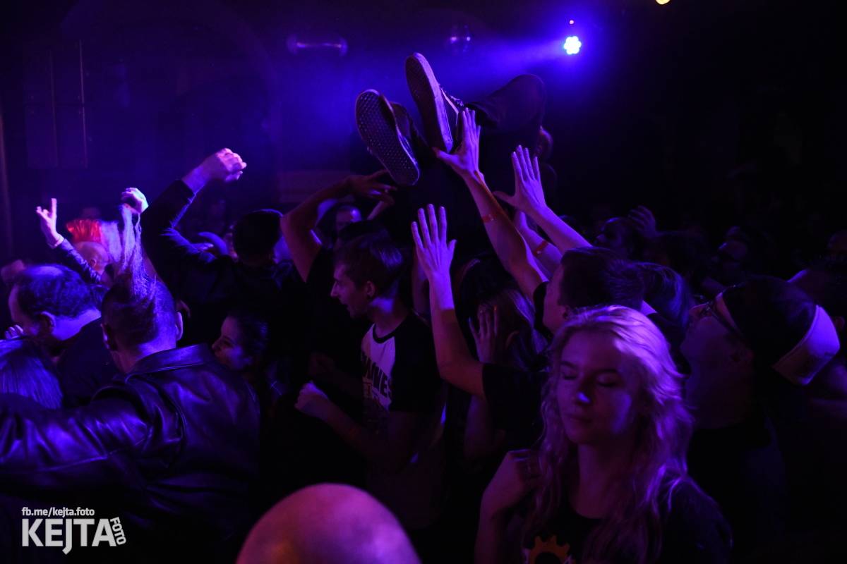 Punková nálada se linula klubem. Totální nasazení, The Fialky a Nežfaleš zakončili své turné