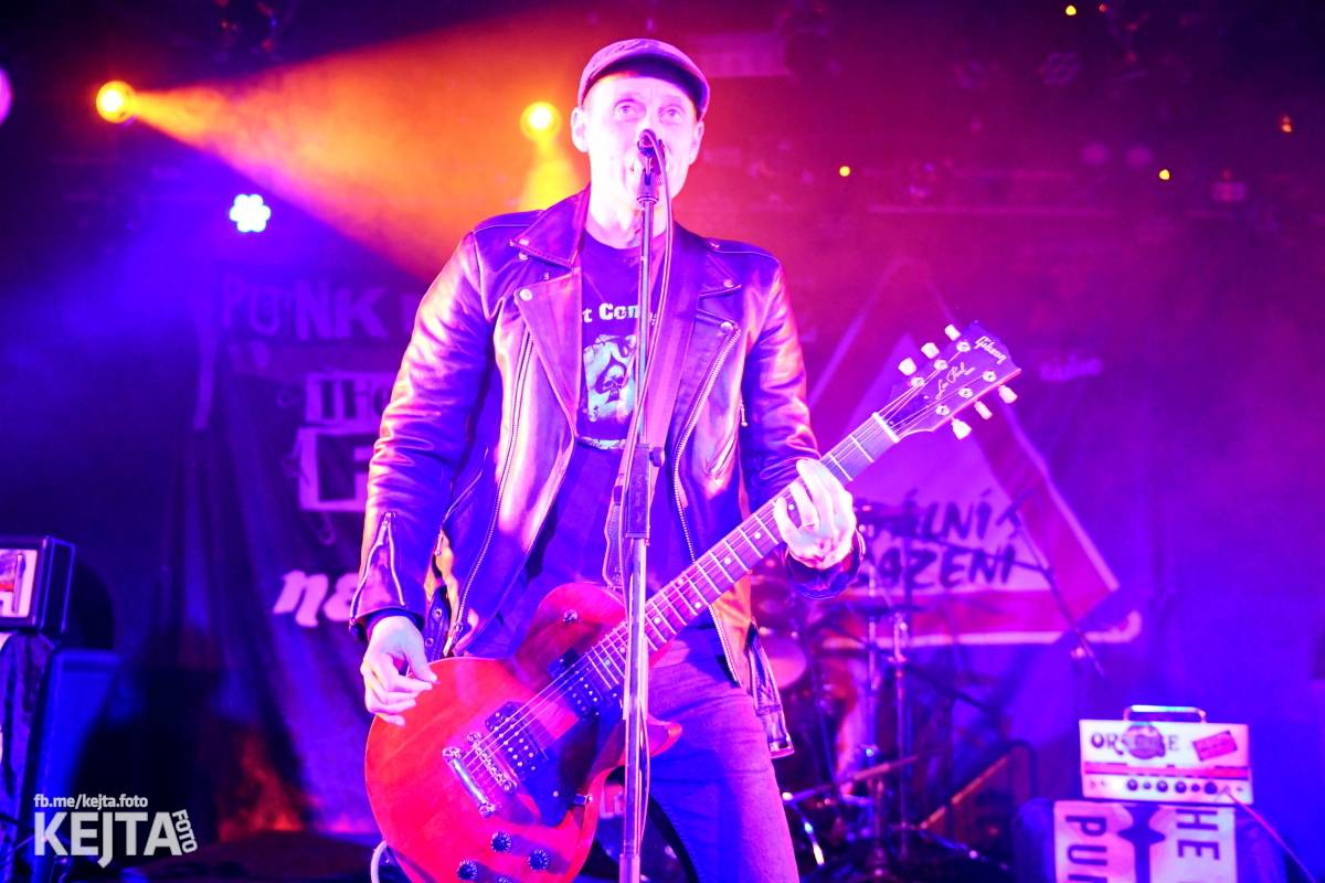 Punková nálada se linula klubem. Totální nasazení, The Fialky a Nežfaleš zakončili své turné