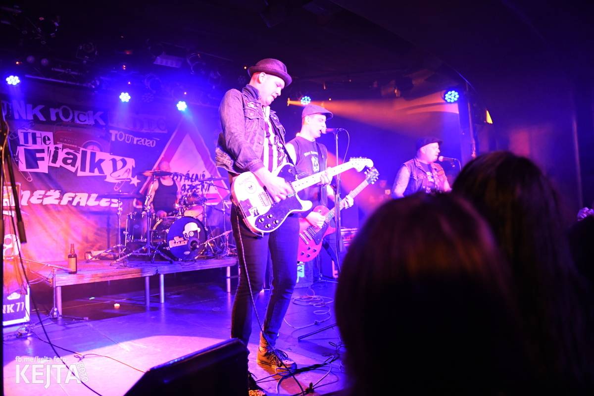 Punková nálada se linula klubem. Totální nasazení, The Fialky a Nežfaleš zakončili své turné