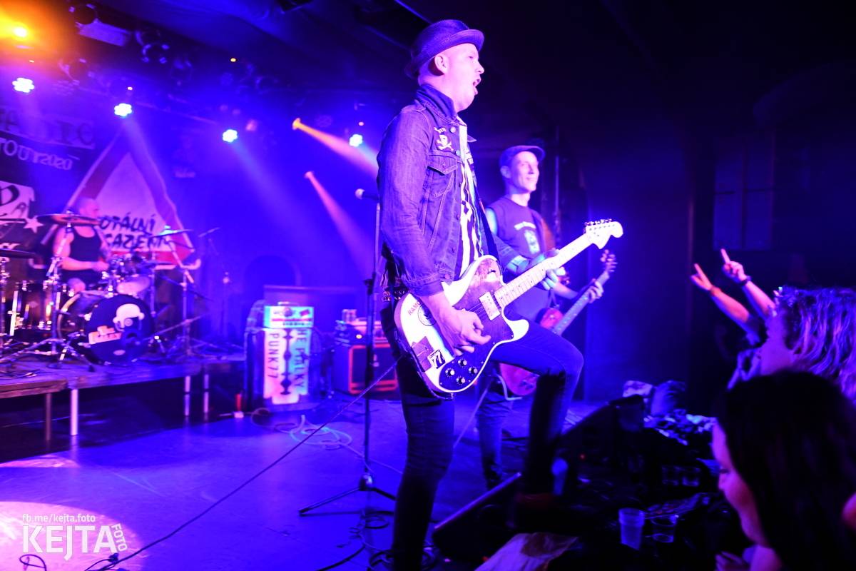 Punková nálada se linula klubem. Totální nasazení, The Fialky a Nežfaleš zakončili své turné