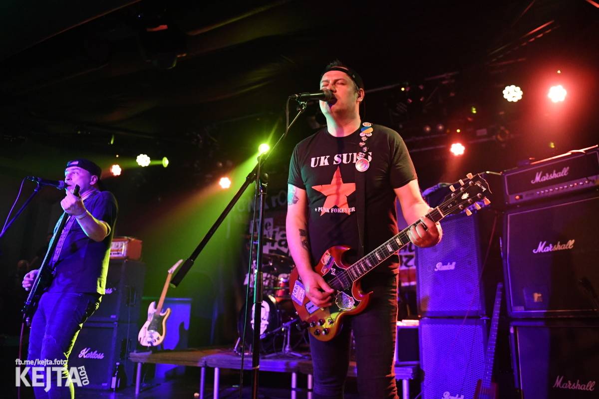 Punková nálada se linula klubem. Totální nasazení, The Fialky a Nežfaleš zakončili své turné