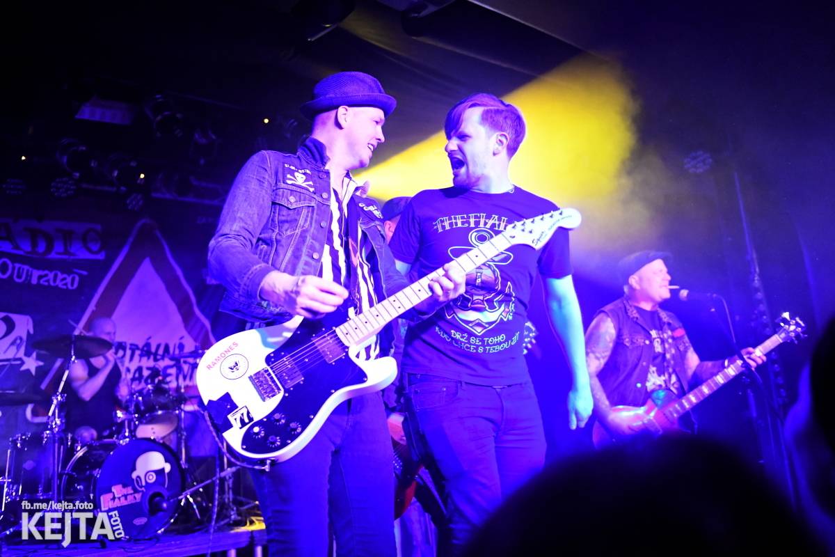 Punková nálada se linula klubem. Totální nasazení, The Fialky a Nežfaleš zakončili své turné