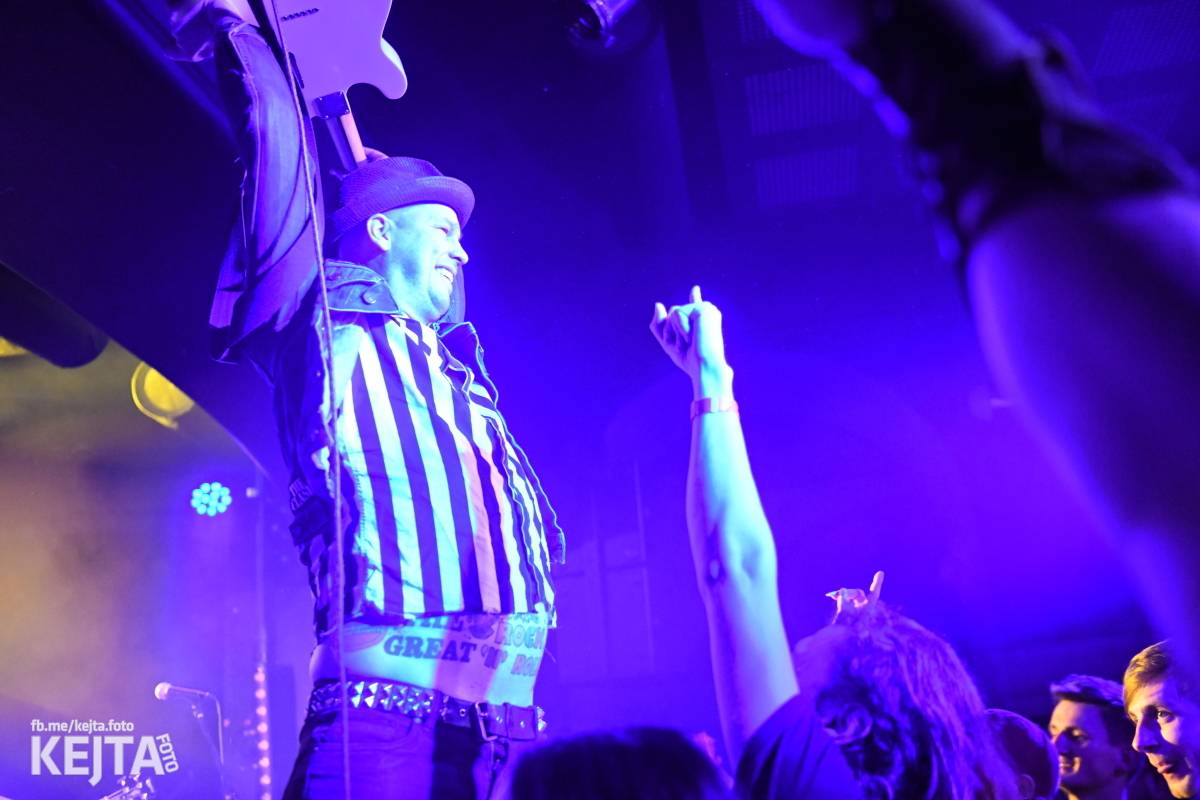 Punková nálada se linula klubem. Totální nasazení, The Fialky a Nežfaleš zakončili své turné