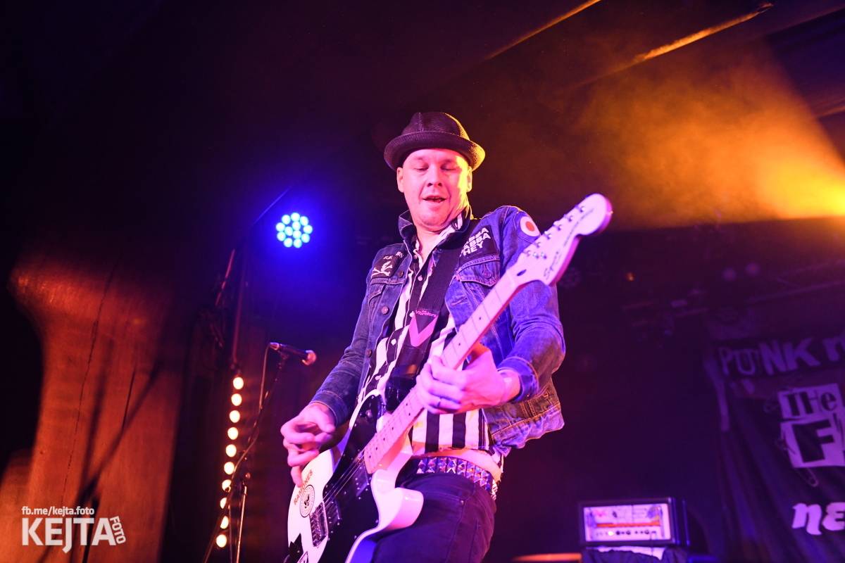 Punková nálada se linula klubem. Totální nasazení, The Fialky a Nežfaleš zakončili své turné