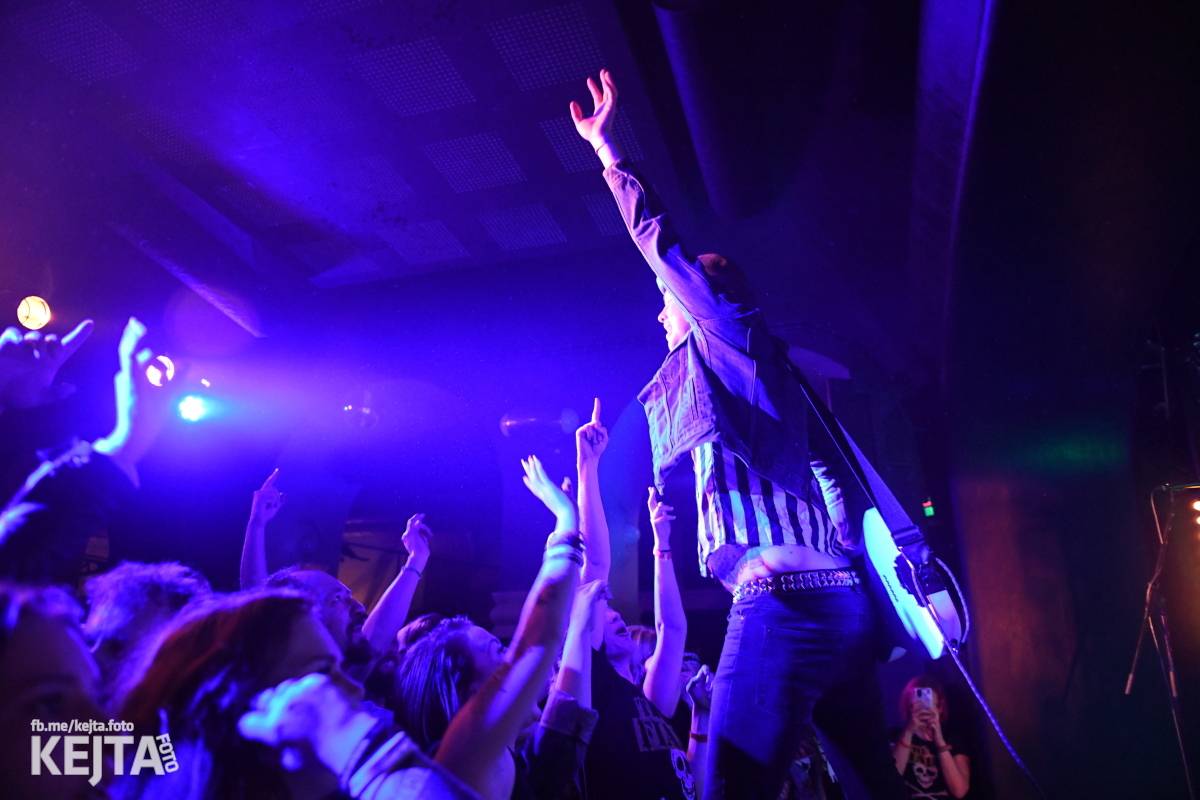 Punková nálada se linula klubem. Totální nasazení, The Fialky a Nežfaleš zakončili své turné