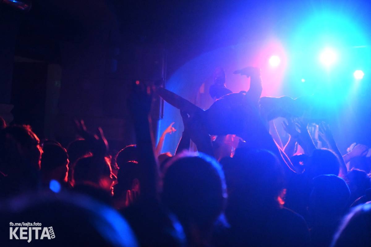 Punková nálada se linula klubem. Totální nasazení, The Fialky a Nežfaleš zakončili své turné