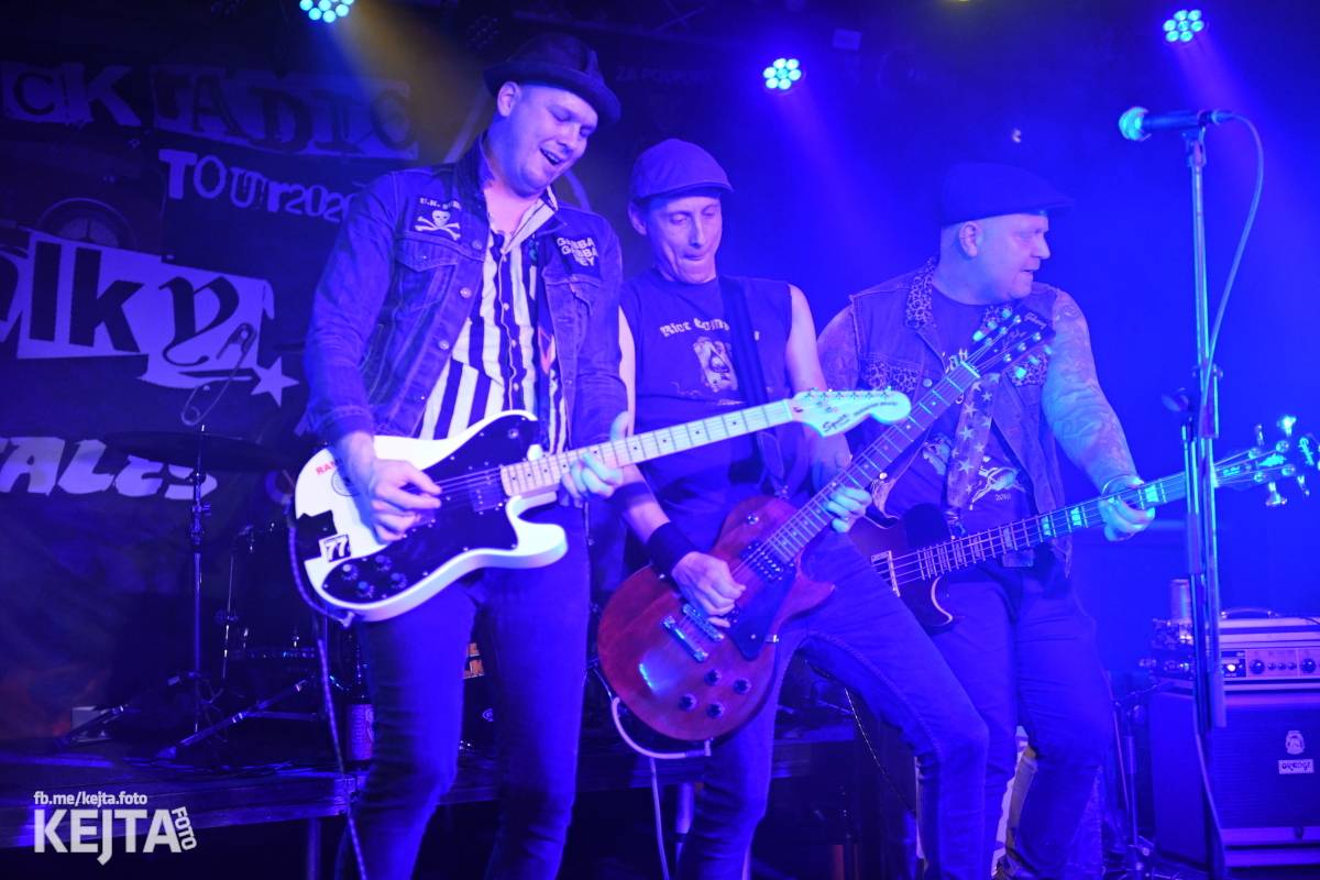 Punková nálada se linula klubem. Totální nasazení, The Fialky a Nežfaleš zakončili své turné