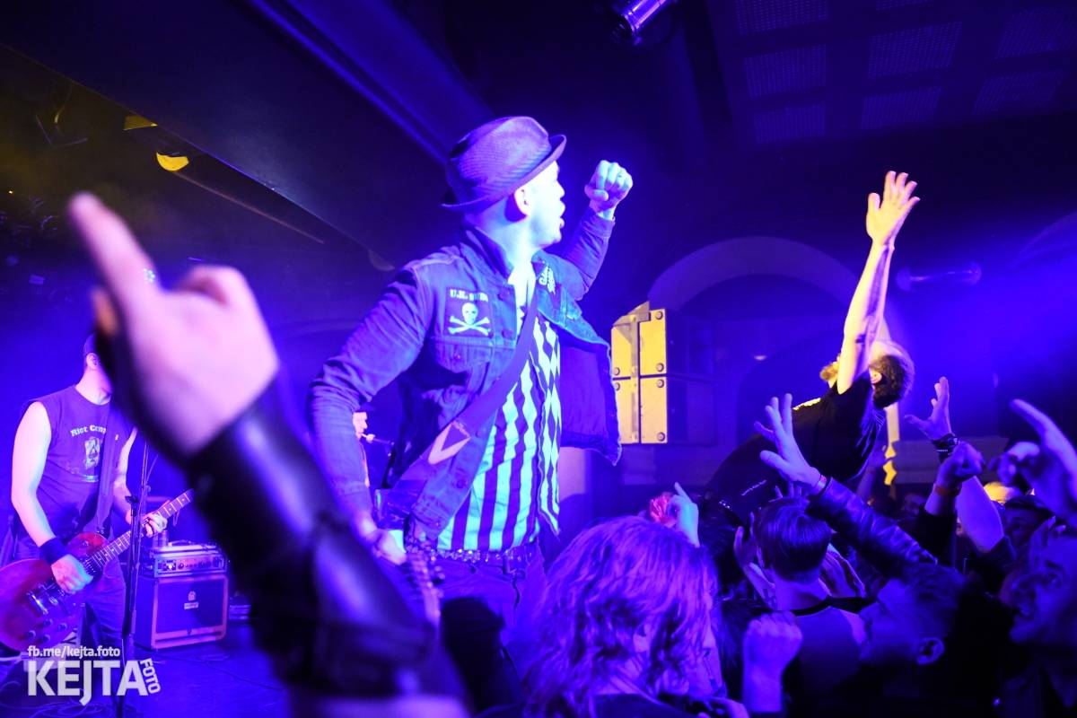 Punková nálada se linula klubem. Totální nasazení, The Fialky a Nežfaleš zakončili své turné