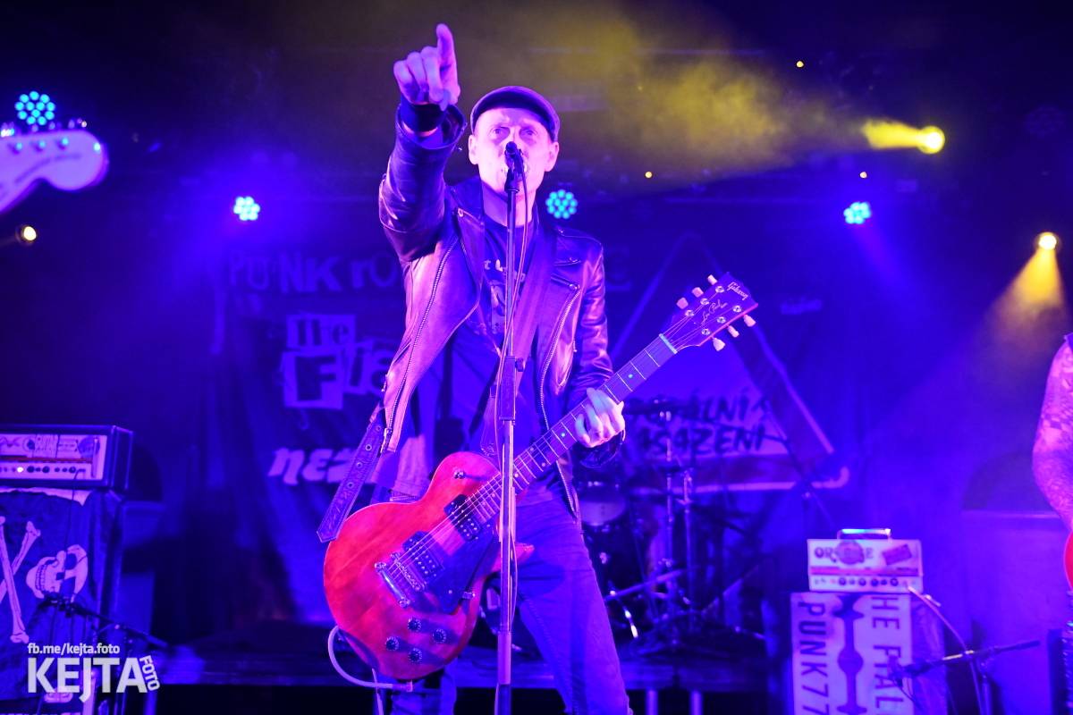 Punková nálada se linula klubem. Totální nasazení, The Fialky a Nežfaleš zakončili své turné