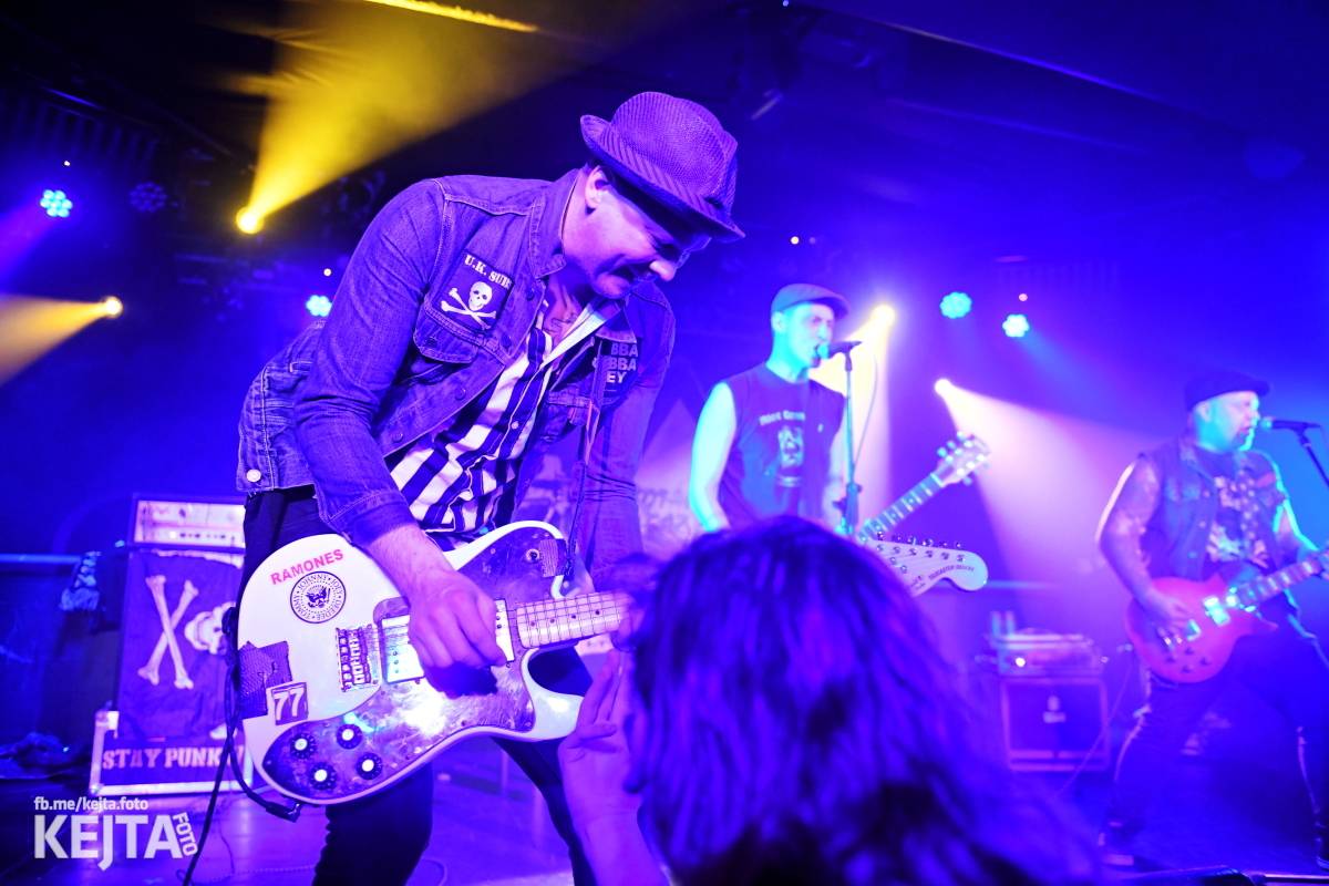 Punková nálada se linula klubem. Totální nasazení, The Fialky a Nežfaleš zakončili své turné