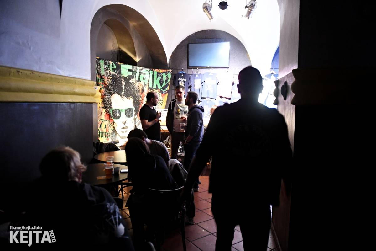 Punková nálada se linula klubem. Totální nasazení, The Fialky a Nežfaleš zakončili své turné