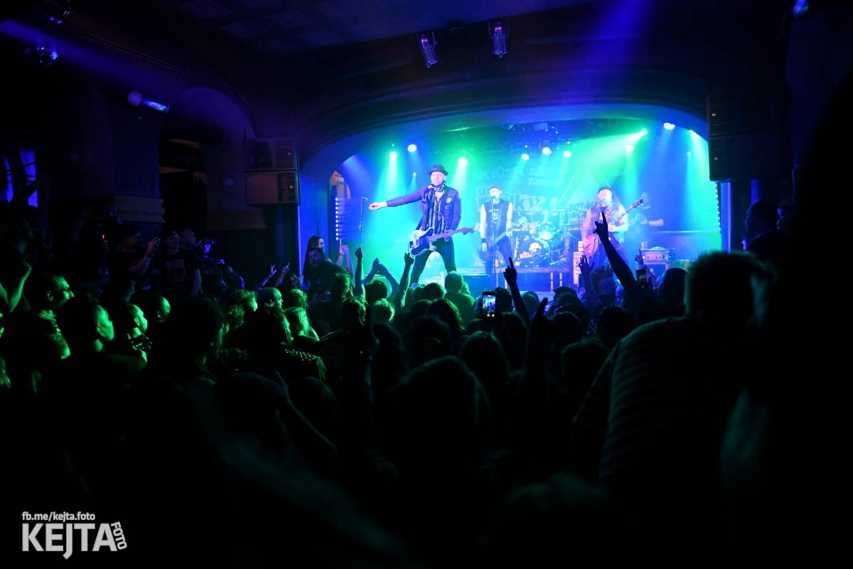 Punková nálada se linula klubem. Totální nasazení, The Fialky a Nežfaleš zakončili své turné