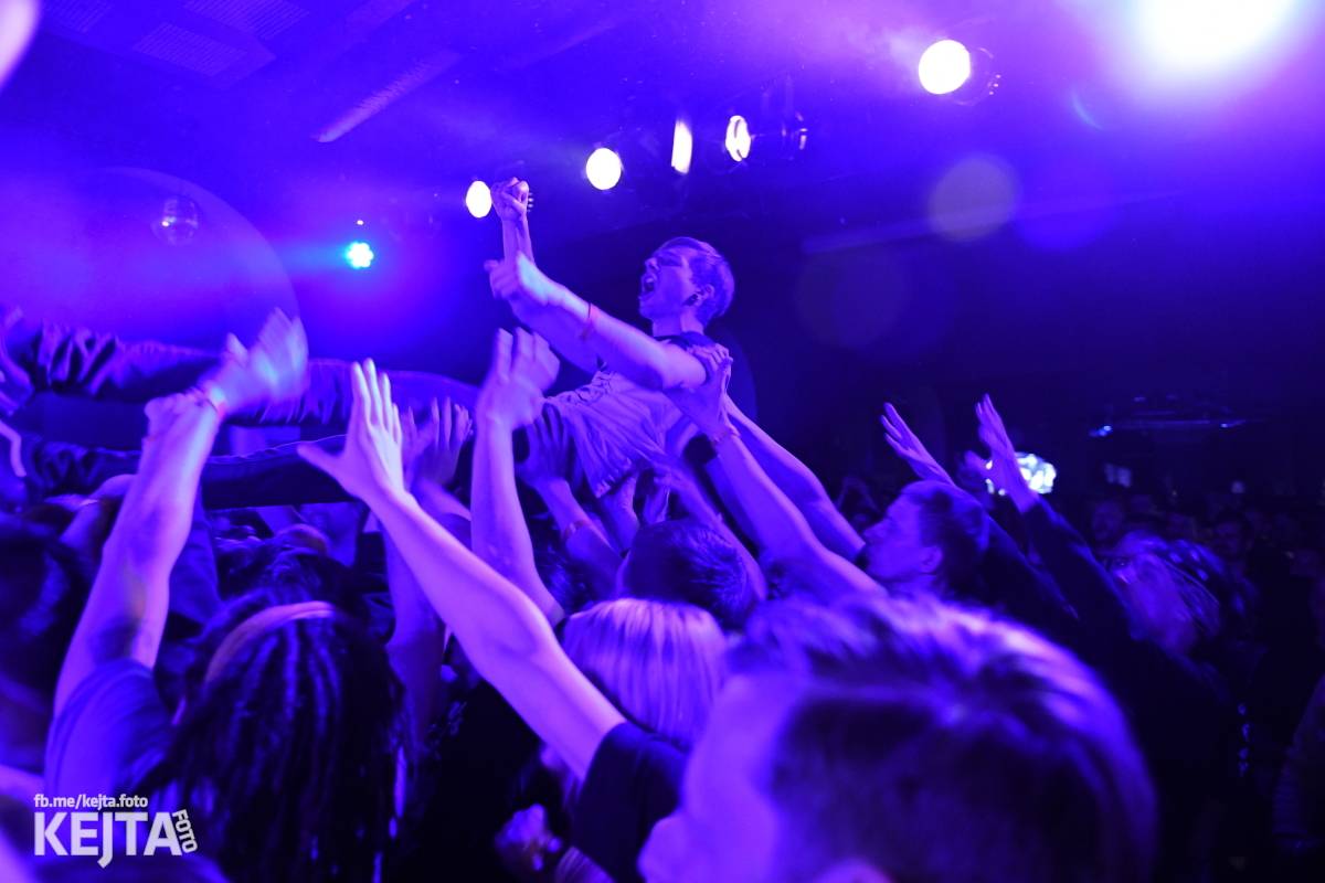 Punková nálada se linula klubem. Totální nasazení, The Fialky a Nežfaleš zakončili své turné