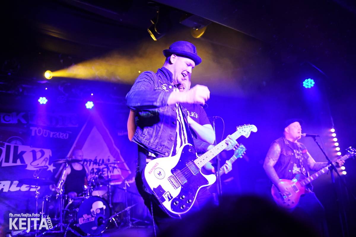 Punková nálada se linula klubem. Totální nasazení, The Fialky a Nežfaleš zakončili své turné