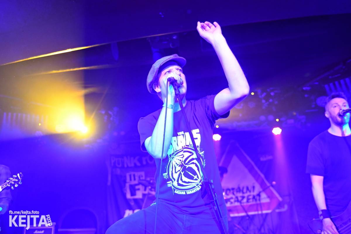 Punková nálada se linula klubem. Totální nasazení, The Fialky a Nežfaleš zakončili své turné