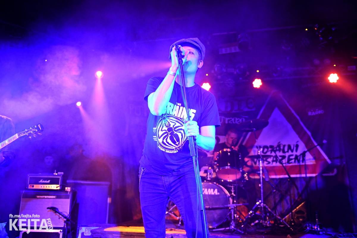 Punková nálada se linula klubem. Totální nasazení, The Fialky a Nežfaleš zakončili své turné