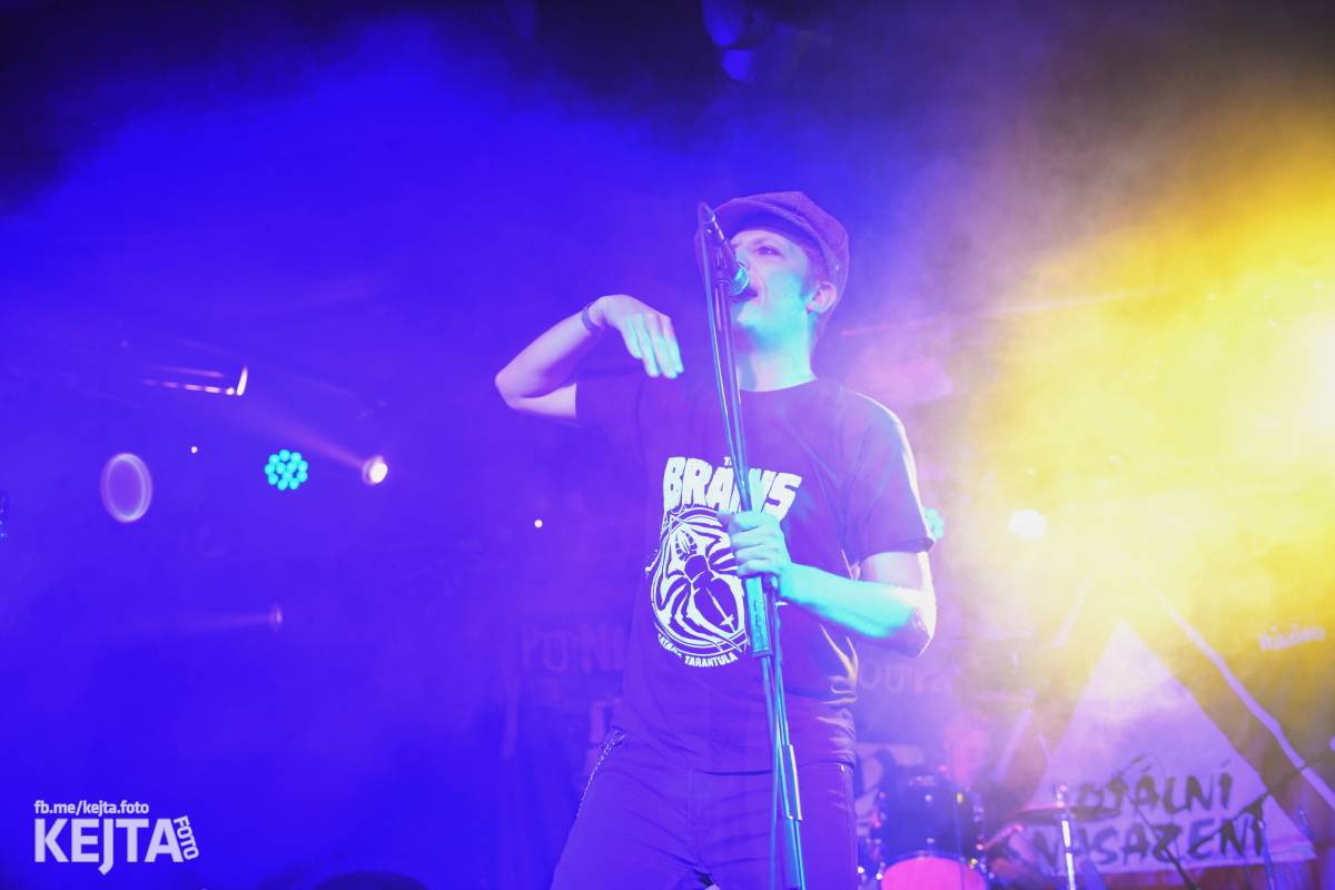 Punková nálada se linula klubem. Totální nasazení, The Fialky a Nežfaleš zakončili své turné