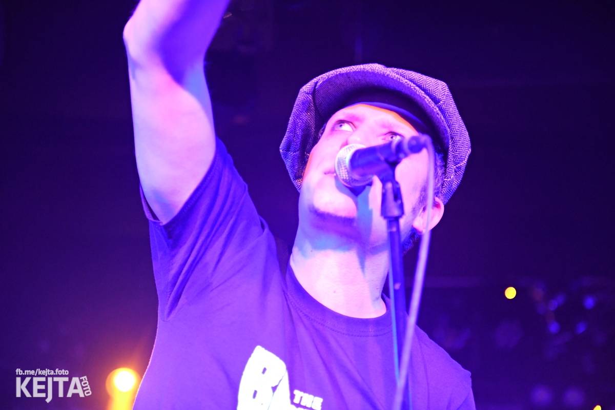 Punková nálada se linula klubem. Totální nasazení, The Fialky a Nežfaleš zakončili své turné