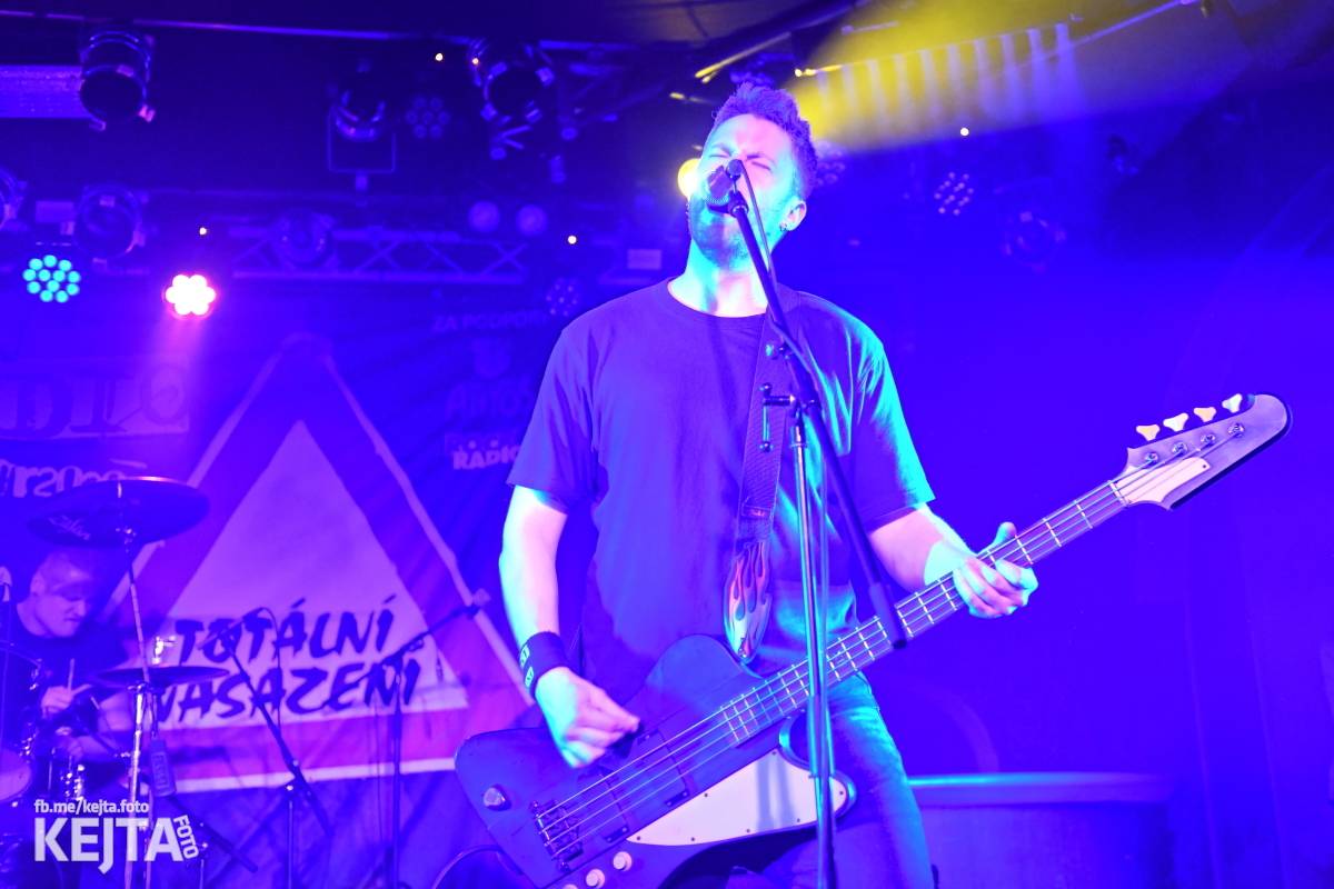 Punková nálada se linula klubem. Totální nasazení, The Fialky a Nežfaleš zakončili své turné