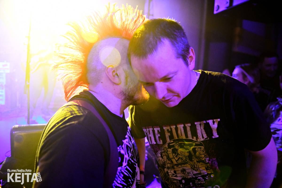 Punková nálada se linula klubem. Totální nasazení, The Fialky a Nežfaleš zakončili své turné
