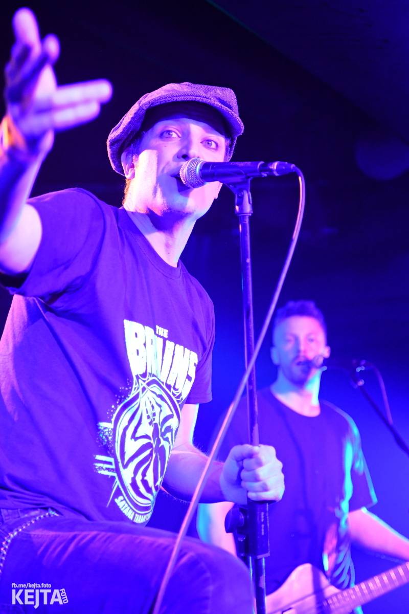 Punková nálada se linula klubem. Totální nasazení, The Fialky a Nežfaleš zakončili své turné