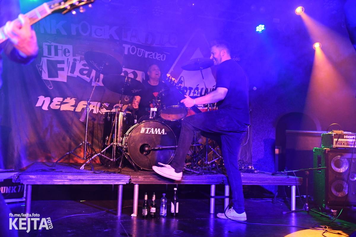Punková nálada se linula klubem. Totální nasazení, The Fialky a Nežfaleš zakončili své turné