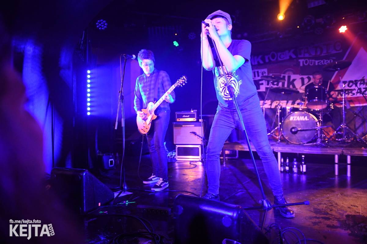 Punková nálada se linula klubem. Totální nasazení, The Fialky a Nežfaleš zakončili své turné