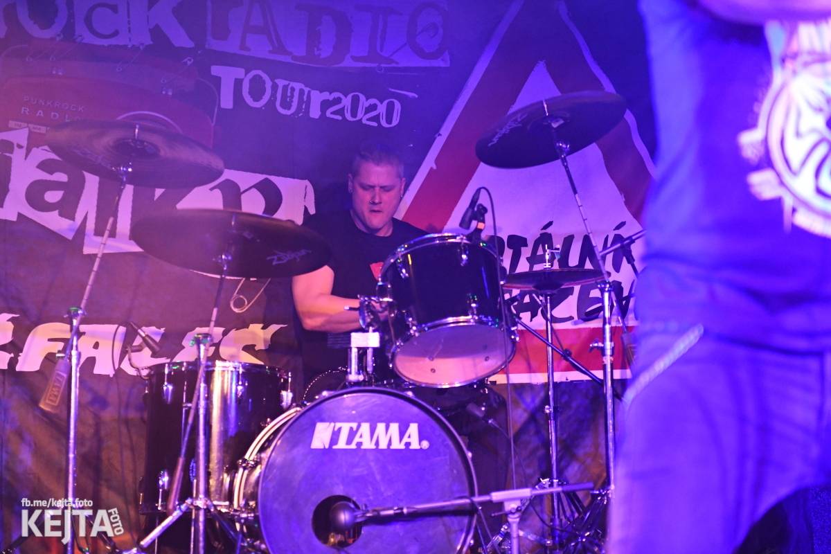 Punková nálada se linula klubem. Totální nasazení, The Fialky a Nežfaleš zakončili své turné