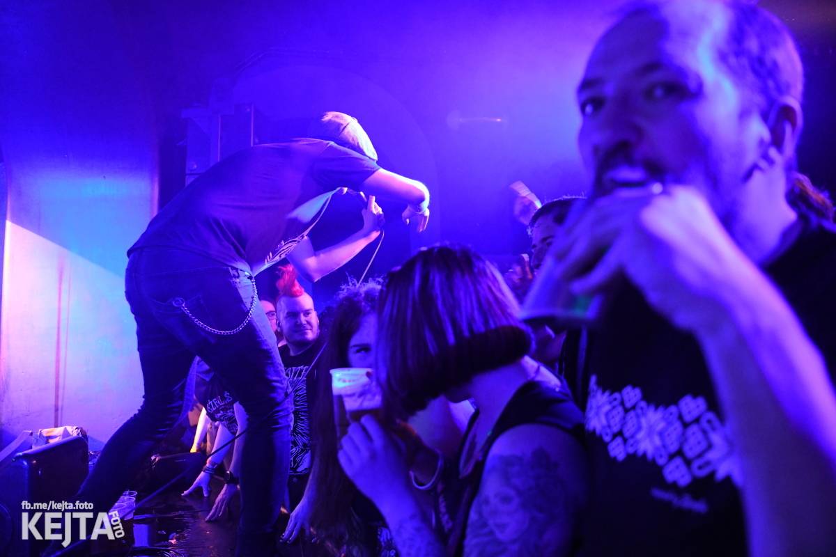 Punková nálada se linula klubem. Totální nasazení, The Fialky a Nežfaleš zakončili své turné