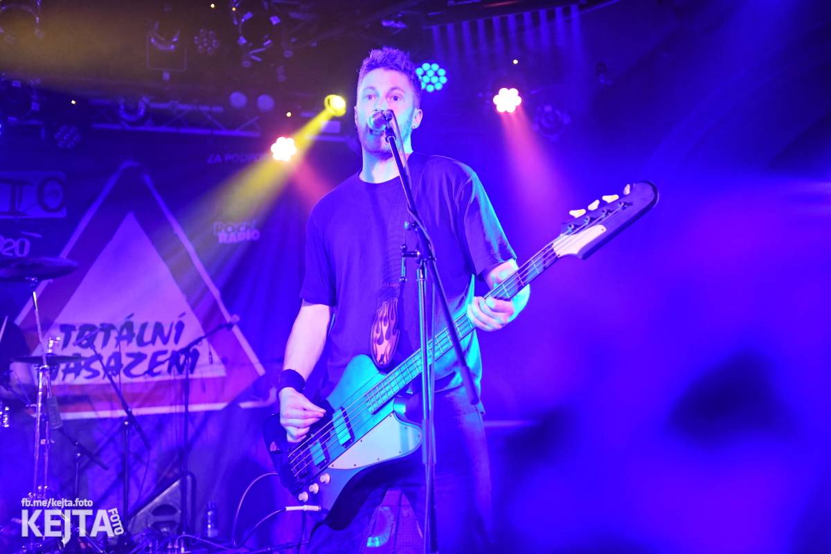 Punková nálada se linula klubem. Totální nasazení, The Fialky a Nežfaleš zakončili své turné