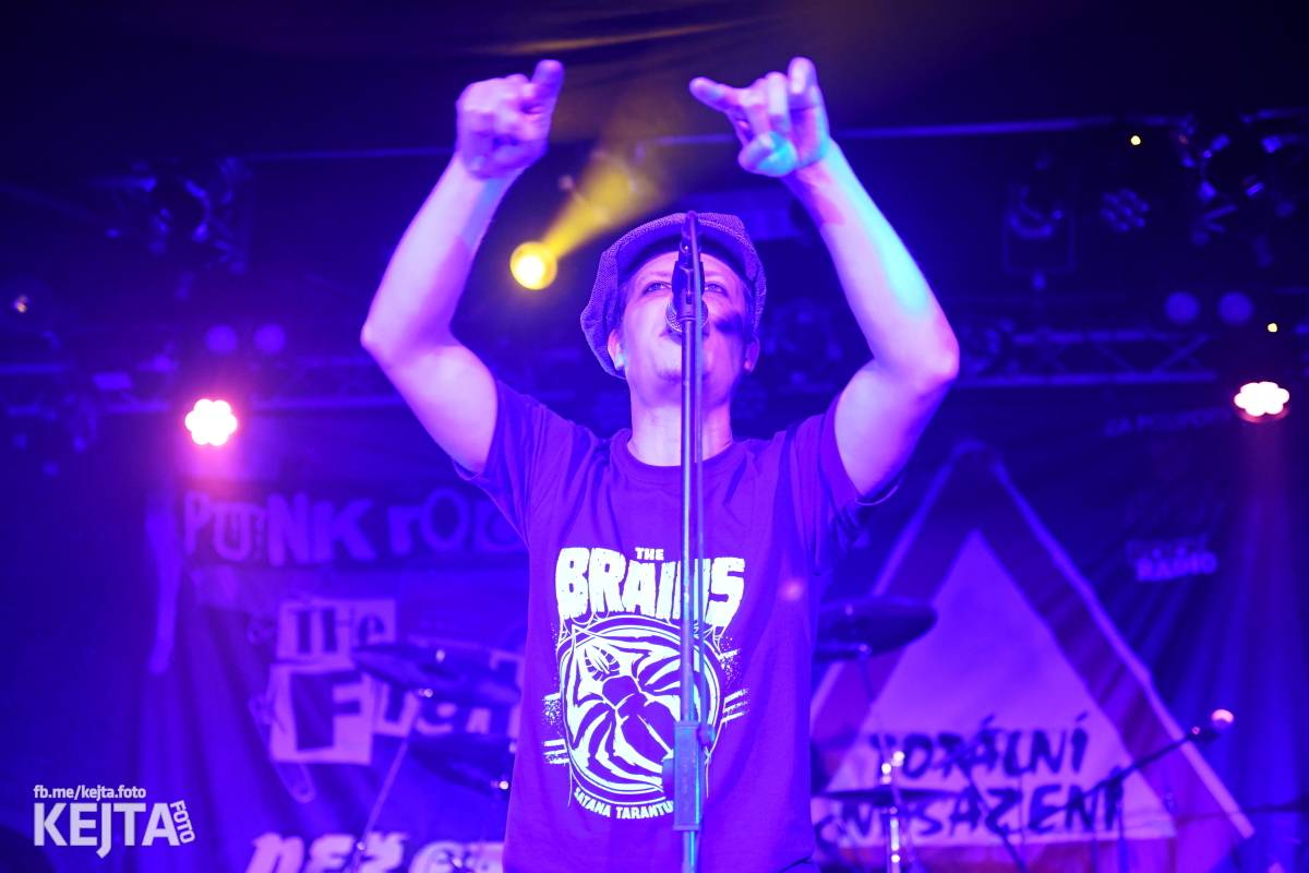 Punková nálada se linula klubem. Totální nasazení, The Fialky a Nežfaleš zakončili své turné