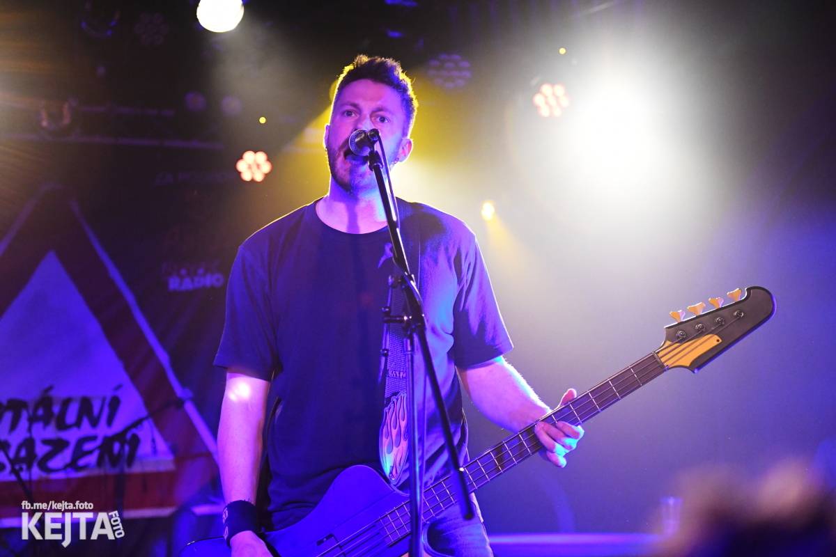 Punková nálada se linula klubem. Totální nasazení, The Fialky a Nežfaleš zakončili své turné