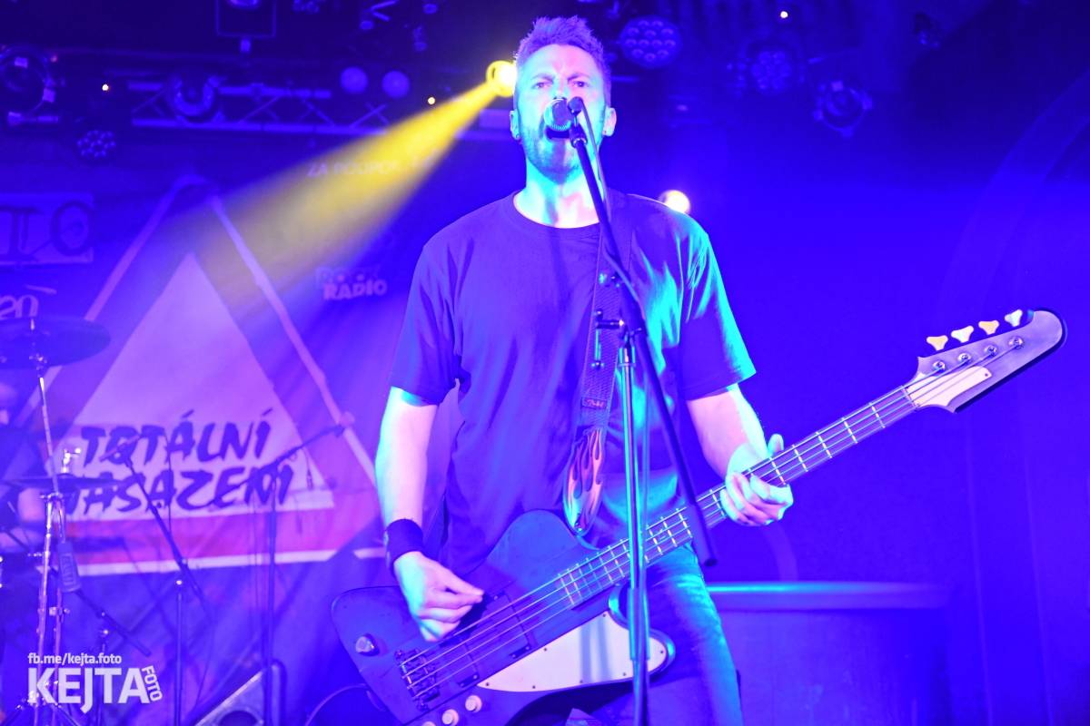 Punková nálada se linula klubem. Totální nasazení, The Fialky a Nežfaleš zakončili své turné