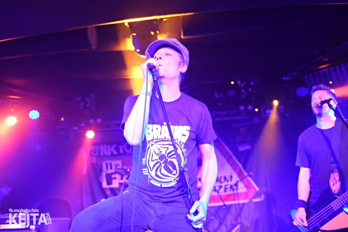 Punková nálada se linula klubem. Totální nasazení, The Fialky a Nežfaleš zakončili své turné