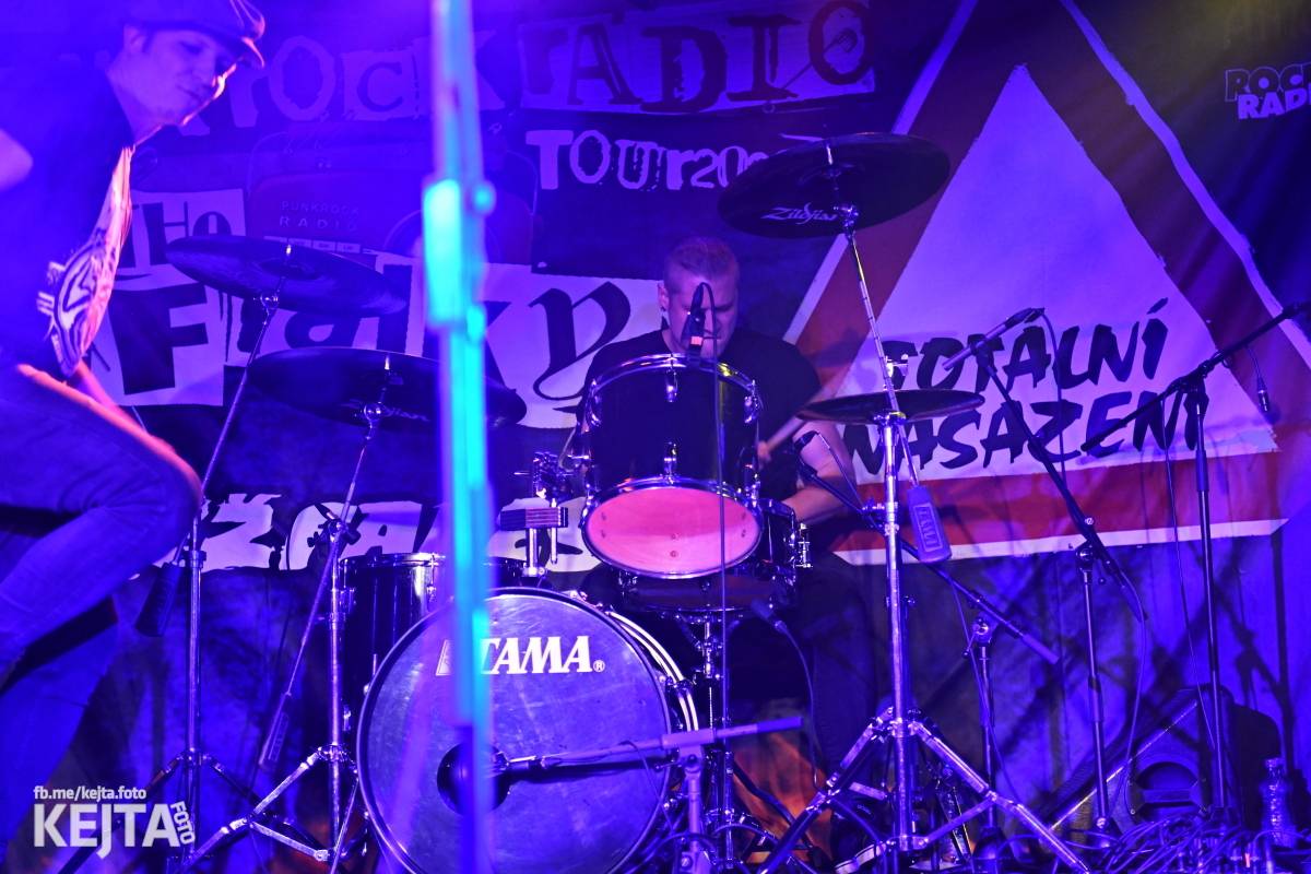 Punková nálada se linula klubem. Totální nasazení, The Fialky a Nežfaleš zakončili své turné